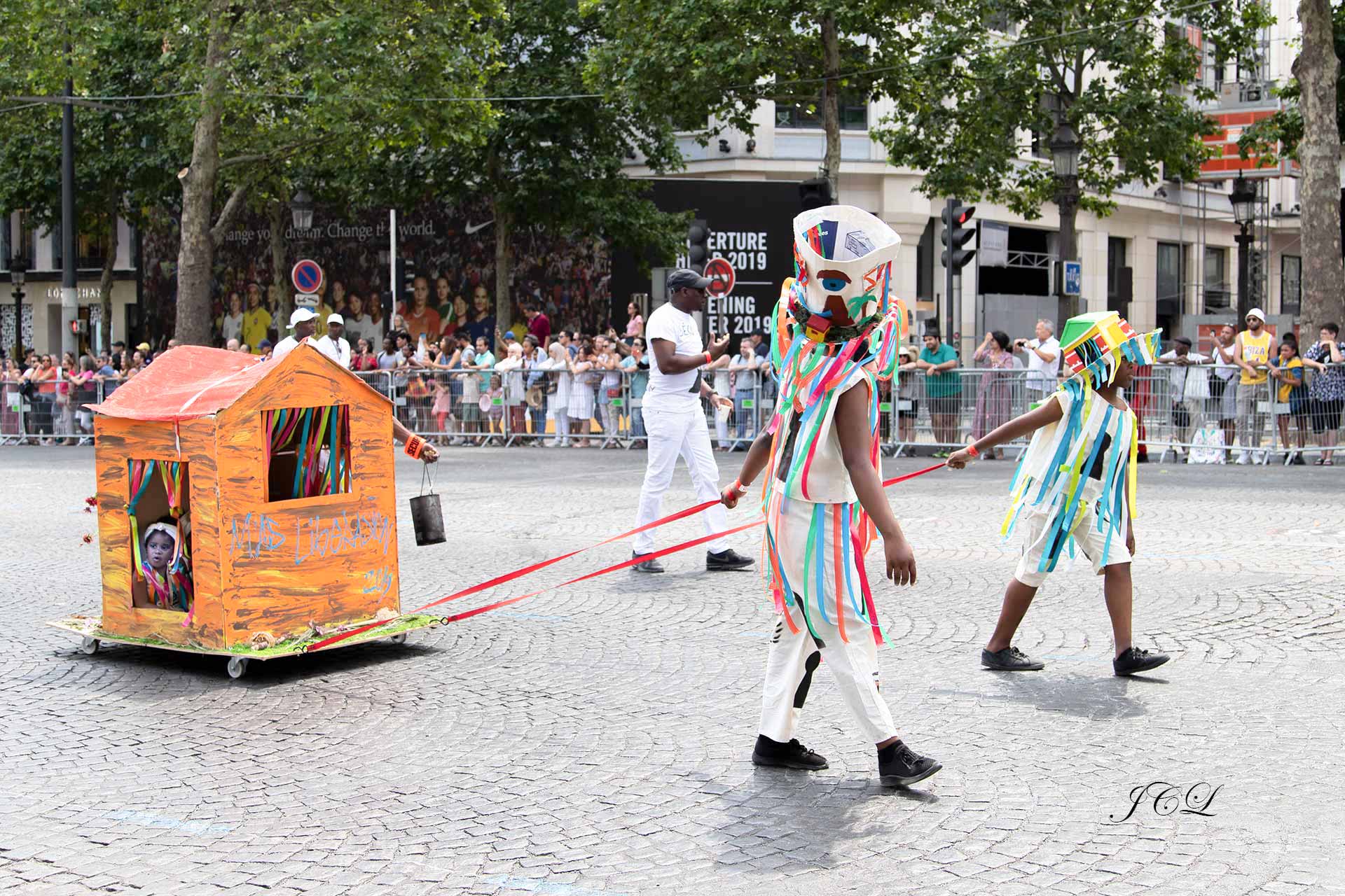 Défilé du Carnaval tropical sur la plus belle avenue du monde que sont les Champs Elysées en présence de Madame la Maire de Paris Anne Hidalgo.